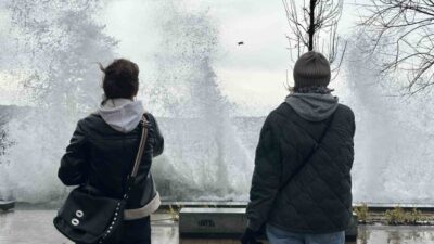 İstanbul’da etkisini sürdüren lodos nedeniyle sahil şeridinde dev dalgalar oluştu.