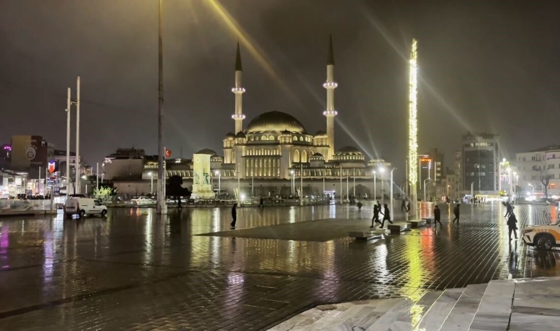 İstanbul’da akşam saatlerinde şiddetli rüzgar ve yağmur etkili oldu. İstanbul’da