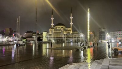 İstanbul’da akşam saatlerinde şiddetli rüzgar ve yağmur etkili oldu. İstanbul’da