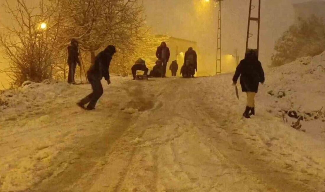 İstanbul Pendik’in yüksek kesimlerinde yağan karla beyaza bürünen sokaklar, çocukların