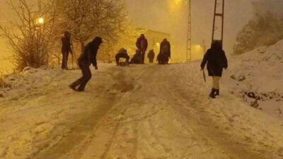 İstanbul Pendik’in yüksek kesimlerinde yağan karla beyaza bürünen sokaklar, çocukların