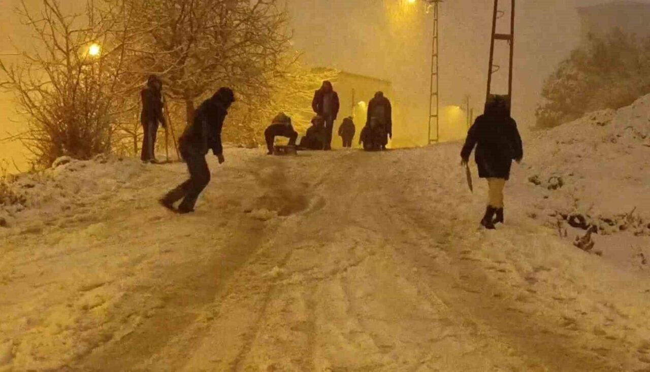 İstanbul Pendik’in yüksek kesimlerinde yağan karla beyaza bürünen sokaklar, çocukların