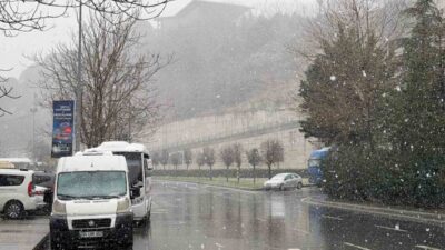 İstanbul’un bazı bölgelerinde kar yağışı etkili oluyor. Esenler Otogar mevkiinde,