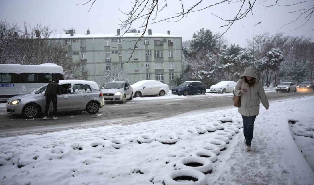 İstanbul’da gece saatlerinde etkisini artıran kar yağışı, sabah saatlerinde de