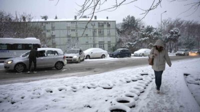 İstanbul’da gece saatlerinde etkisini artıran kar yağışı, sabah saatlerinde de