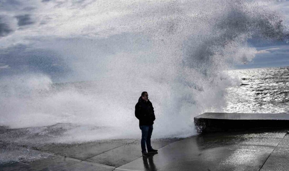 İstanbul’da iki gündür etkili olan fırtına ve lodos nedeniyle sahil