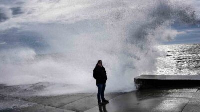 İstanbul’da iki gündür etkili olan fırtına ve lodos nedeniyle sahil