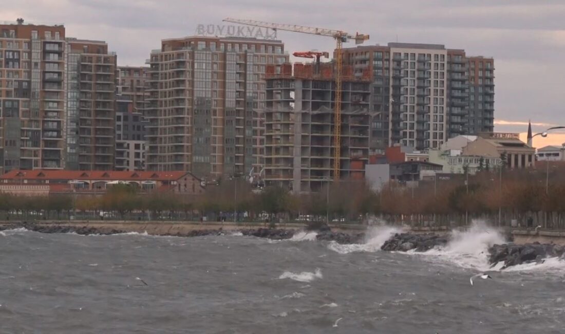 İstanbul’da etkili olan soğuk ve yağışlı hava yerini lodosa bıraktı.