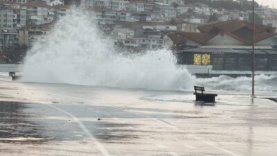 İstanbul’da yapılan uyarıların ardından lodos etkili oldu. Büyükçekmece sahilinde dev