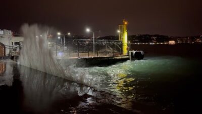 İstanbul’da kuvvetli rüzgarın etkisiyle sahil kesimlerinde yüksek dalgalar oluştu. İstanbul’da