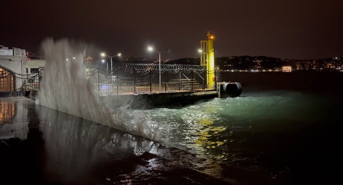 İstanbul’da kuvvetli rüzgarın etkisiyle sahil kesimlerinde yüksek dalgalar oluştu. İstanbul’da