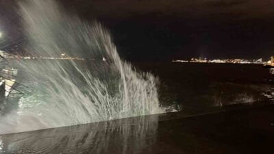 İstanbul’da kuvvetli rüzgarın etkisiyle sahil kesimlerinde yüksek dalgalar oluştu. İstanbul’da