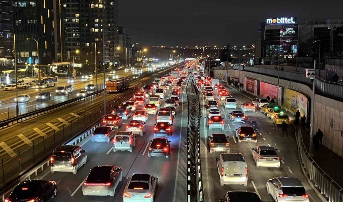 İstanbul’da trafik yoğunluğu akşam saatlerinde yüzde 81’e ulaştı. Vatandaşlar evlerine