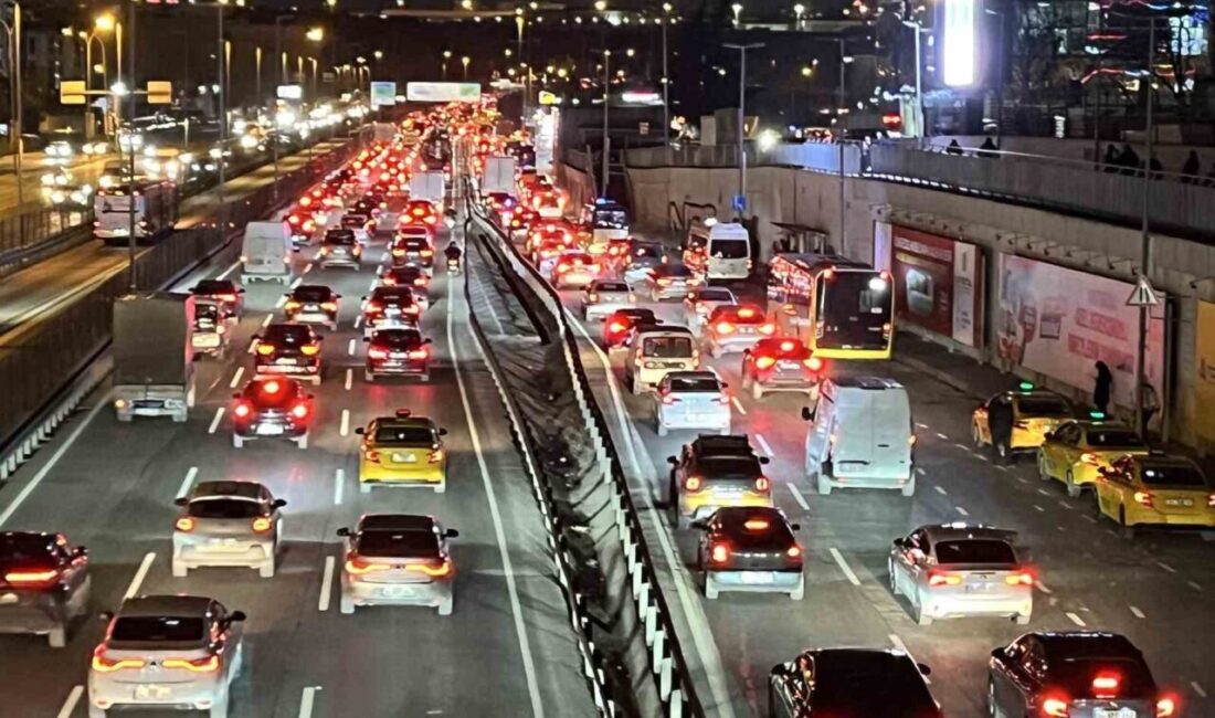 İstanbul’da akşam iş çıkış saatlerinde trafik yoğunluğu yüzde 83’e ulaştı.