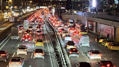 İstanbul’da akşam iş çıkış saatlerinde trafik yoğunluğu yüzde 83’e ulaştı.