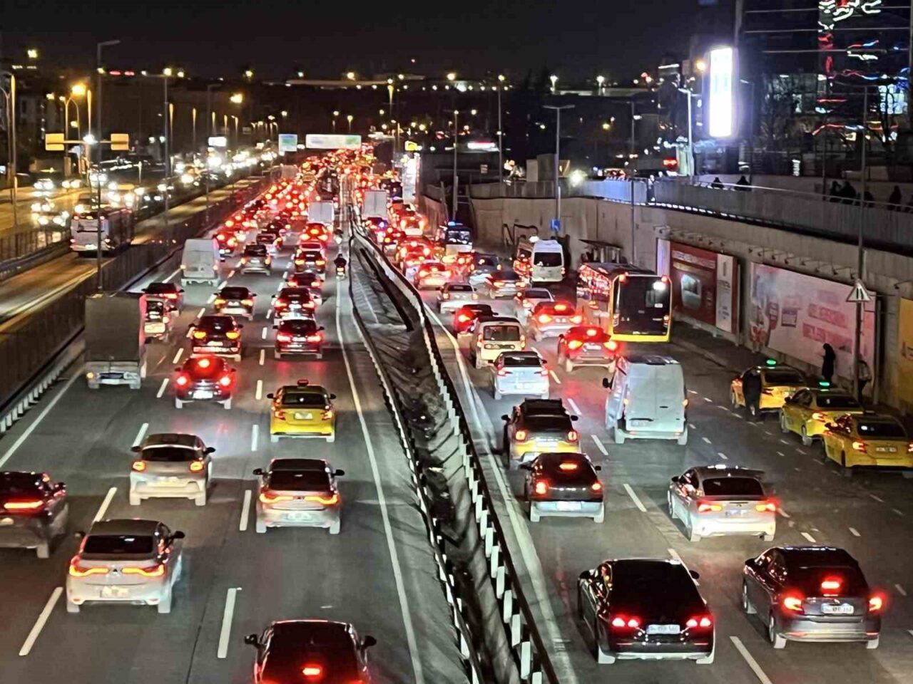 İstanbul’da akşam iş çıkış saatlerinde trafik yoğunluğu yüzde 83’e ulaştı.