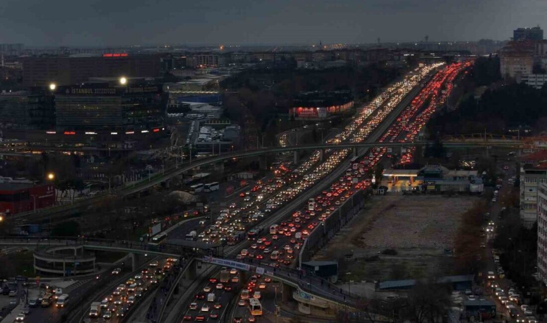 İstanbul’da yarıyıl tatilinin başlaması ve yağışın birleşmesiyle trafik yoğunluğu akşam
