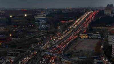 İstanbul’da yarıyıl tatilinin başlaması ve yağışın birleşmesiyle trafik yoğunluğu akşam