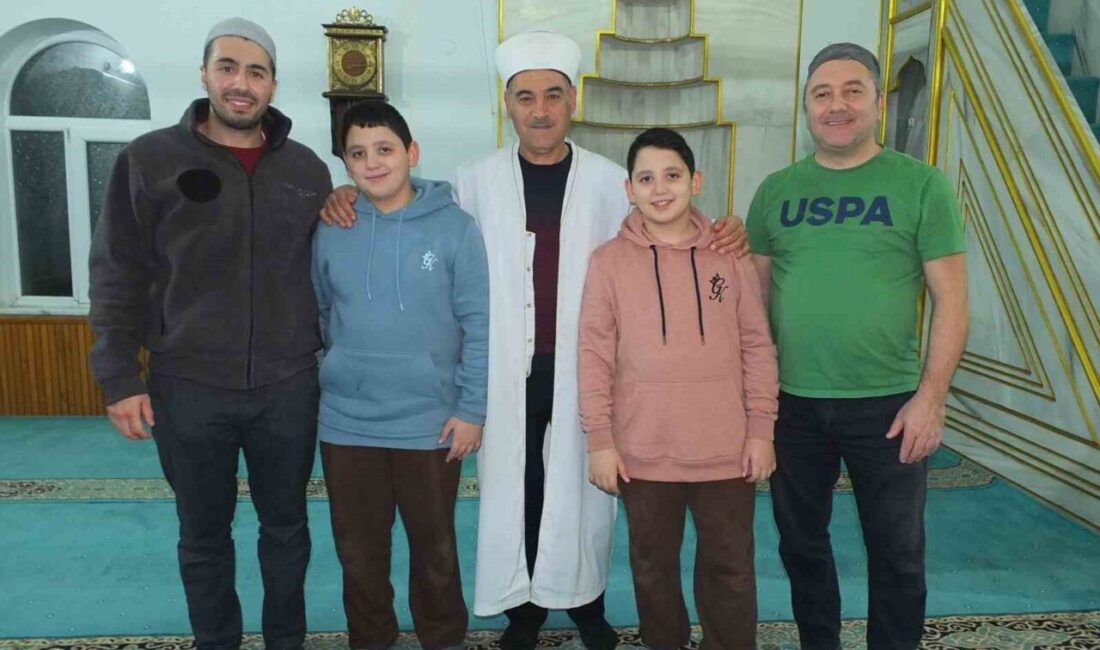 Burhaniye ilçesinde, Kur’an-ı hatmeden İstanbullu ikizler, yaz aylarında müezzinlik yaptıkları