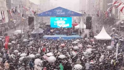 Sultanbeyli Belediyesi’nin ev sahipliğinde düzenlenen 2. Hamsi Festivali, olumsuz hava