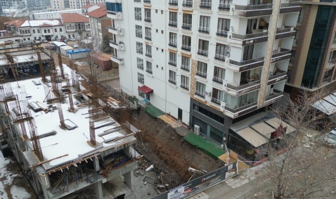 Malatya’da istinat duvarının çökmesi sonucu tahliye edilen 6 katlı bina