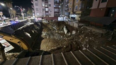 Şanlıurfa’da inşaat temel çukurunun bitişiğindeki binanın istinat duvarı çöktü. Binada