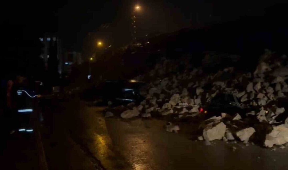 Hatay’da patlamayla birlikte çöken istinat duvarı park halindeki araçların üzerine