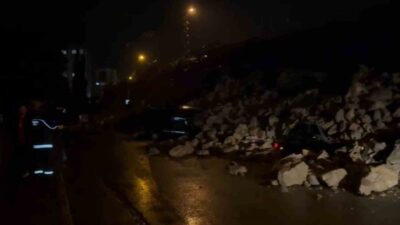 Hatay’da patlamayla birlikte çöken istinat duvarı park halindeki araçların üzerine