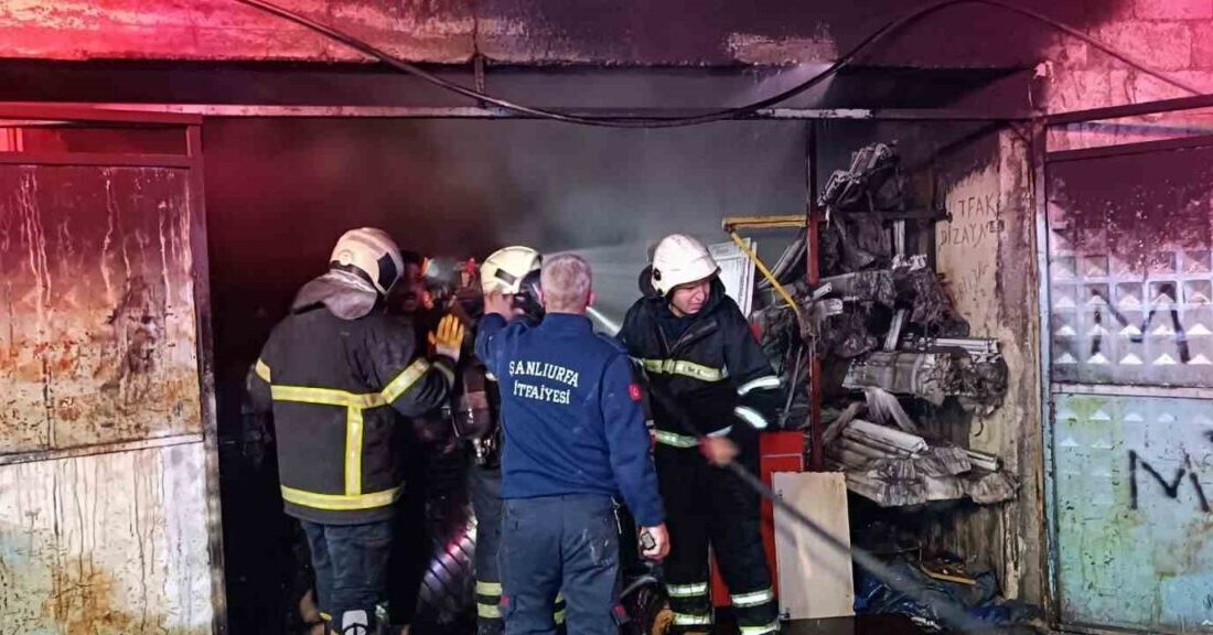Şanlıurfa’da bir iş yerinde çıkan yangına itfaiye ekipleri müdahale etti.