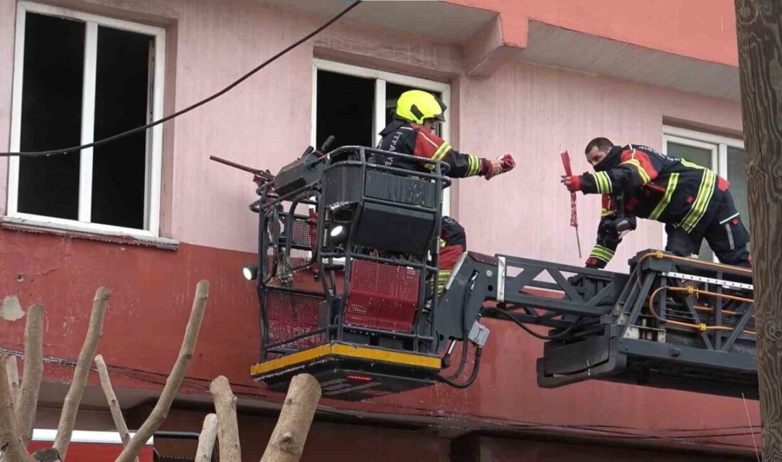Balıkesir’de yangın söndürme çalışmaları sırasında binanın dış cephesinde asılı bulunan