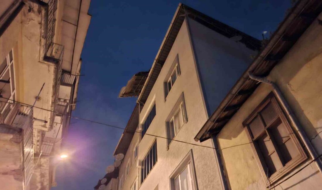 Bursa’da etkili olan lodos, önüne neyi kattıysa yıkıp geçiyor. 5