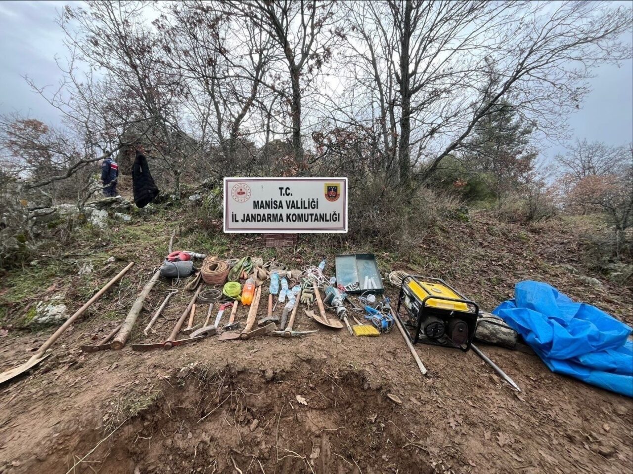 Manisa’nın Gördes ilçesinde izinsiz kazı yapan 5 şüpheli, jandarma ekiplerince