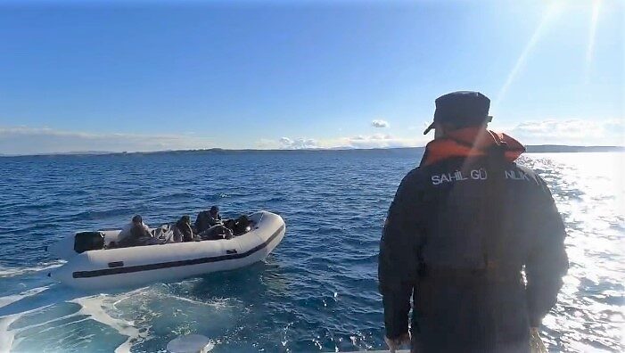 İzmir’in Seferihisar ve Çeşme ilçeleri açıklarında Sahil Güvenlik ekipleri tarafından