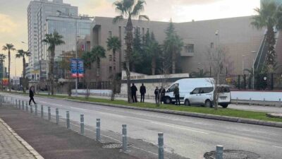 İzmir Adliyesi önünde yol kenarına bırakılmış şüpheli paket paniğe neden