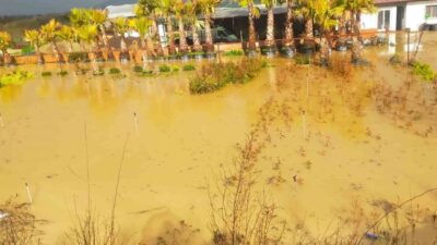 İzmir’de sağanak yağış hayatı olumsuz etkiliyor. Menderes ilçesi Ahmetbeyli Mahallesi’nde