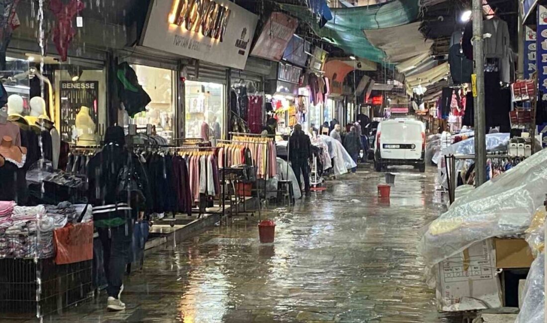 İzmir’de etkili olan fırtına ve sağanak yağış sebebiyle tarihi Kemeraltı
