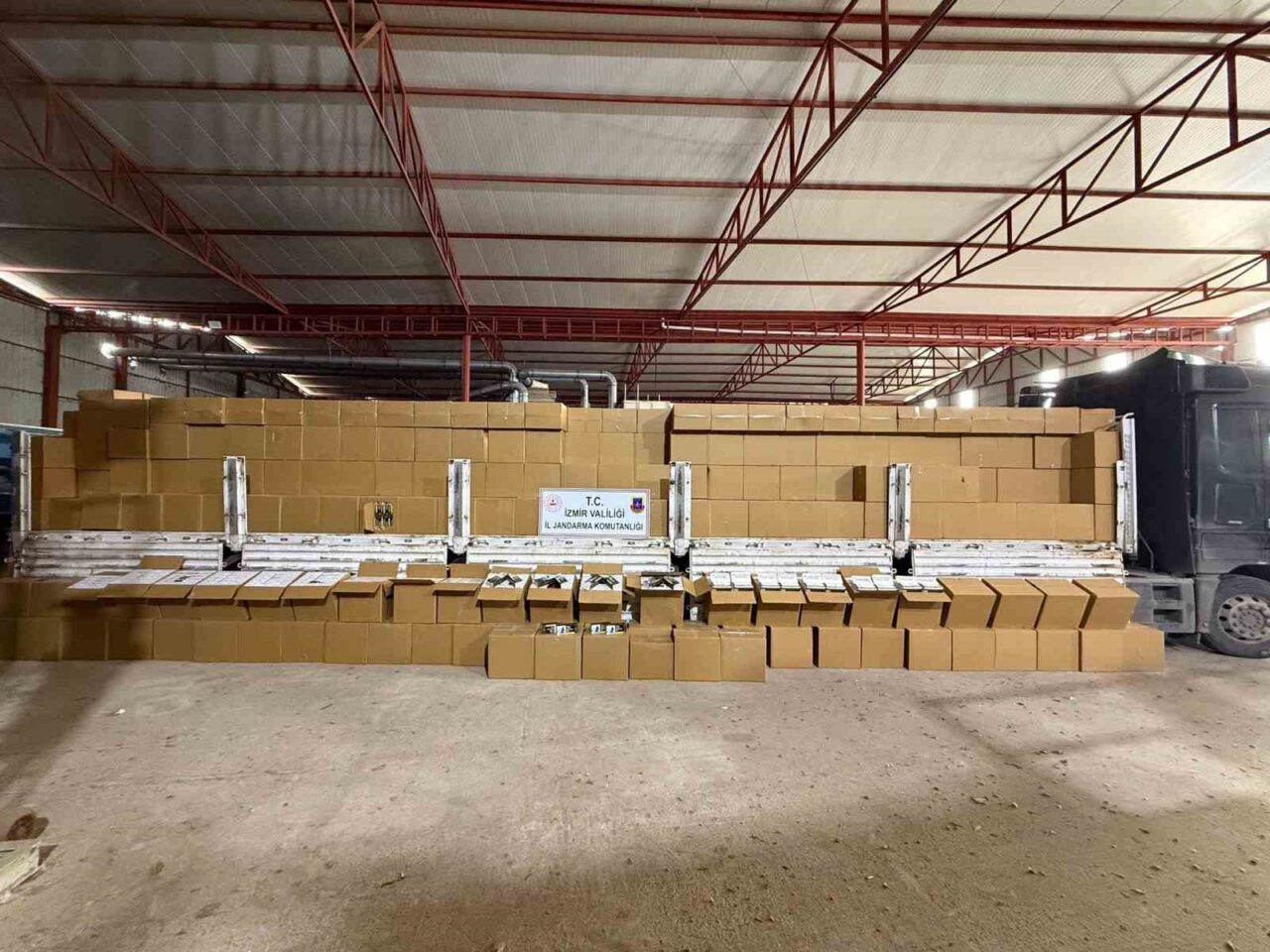 İzmir’de jandarma ekiplerince düzenlenen 2 ayrı operasyonda, piyasa değeri 7