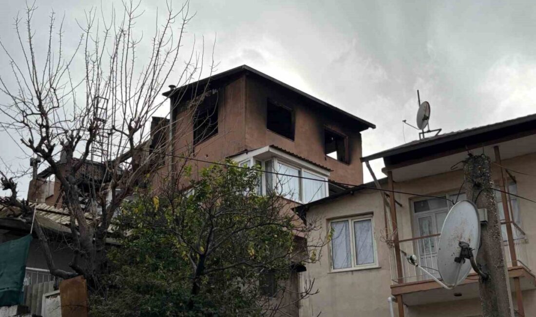 İzmir’in Bayraklı ilçesinde 3 katlı bir binanın çatı katında çıkan