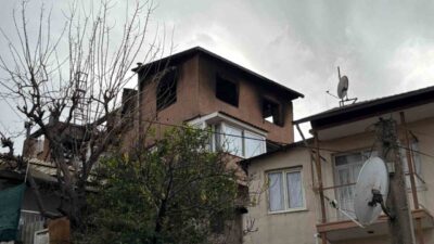 İzmir’in Bayraklı ilçesinde 3 katlı bir binanın çatı katında çıkan