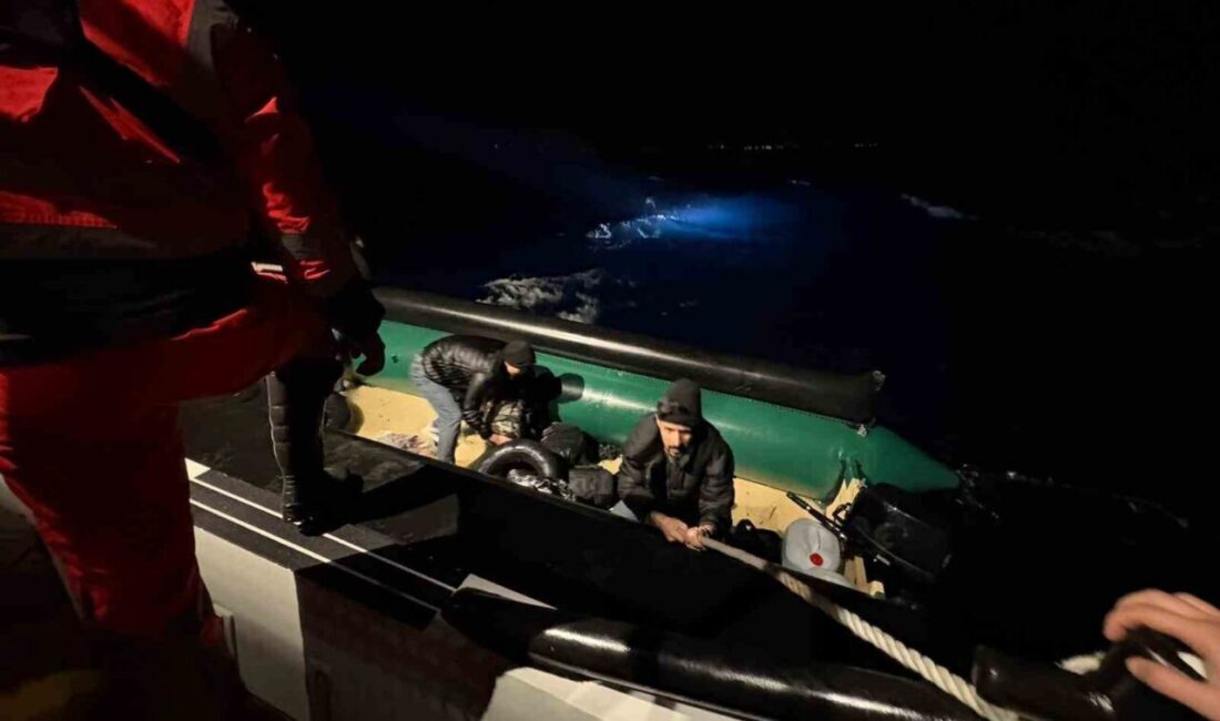 İzmir’in Seferihisar ilçesi açıklarında Sahil Güvenlik ekipleri tarafından durdurulan lastik