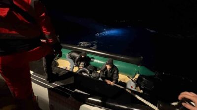 İzmir’in Seferihisar ilçesi açıklarında Sahil Güvenlik ekipleri tarafından durdurulan lastik