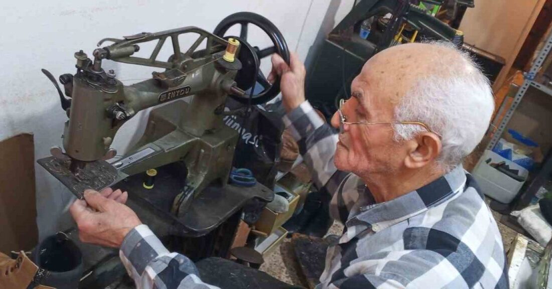 İzmir’de yaşayan 76 yaşındaki ayakkabı ustası, 16 yaşında çırak olarak
