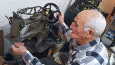 İzmir’de yaşayan 76 yaşındaki ayakkabı ustası, 16 yaşında çırak olarak