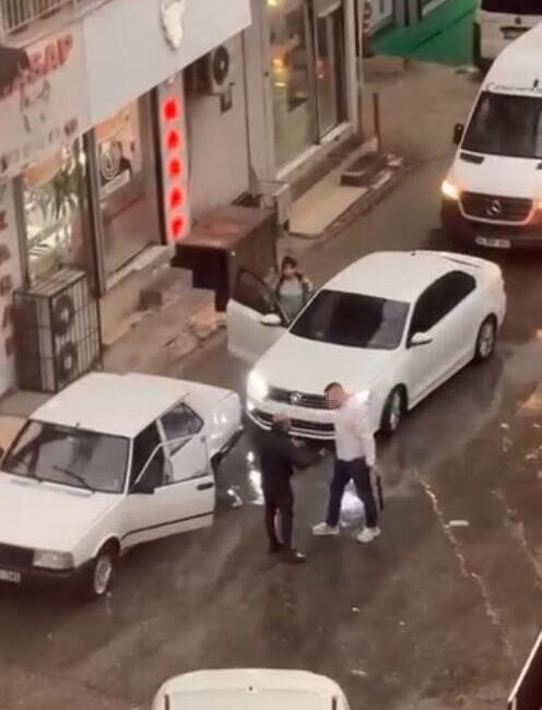 İzmir’in Karabağlar ilçesinde trafikte tartıştığı kişiyi önce demir sopayla darp