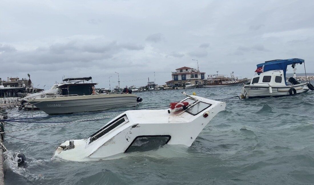 İzmir’in Karaburun ilçesinde etkili olan fırtına ve sağanak yağış hayatı