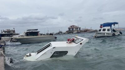 İzmir’in Karaburun ilçesinde etkili olan fırtına ve sağanak yağış hayatı