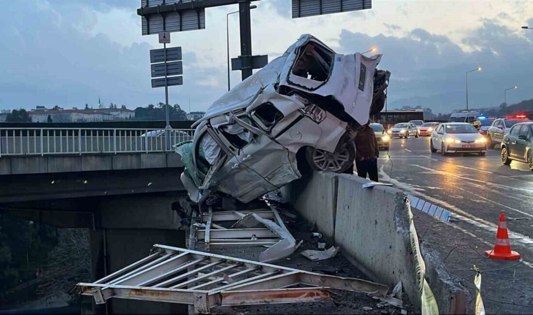 İzmir’in Buca ilçesinde freni boşalan iş makinesi yüklü kamyonun önündeki