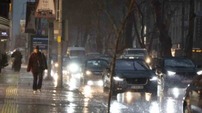 İzmir’de dün akşam başlayan bugün sabah saatlerine kadar süren sağanak