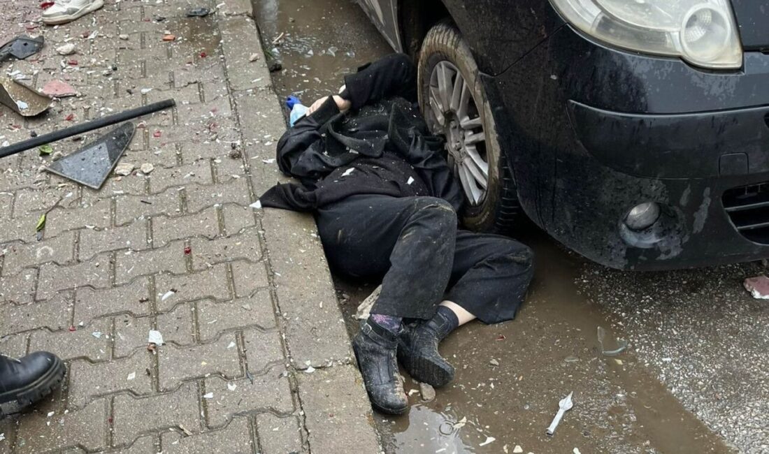 İzmir’in Ödemiş ilçesinde sürücüsünün direksiyon hakimiyetini kaybettiği otomobil, park halindeki