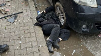 İzmir’in Ödemiş ilçesinde sürücüsünün direksiyon hakimiyetini kaybettiği otomobil, park halindeki